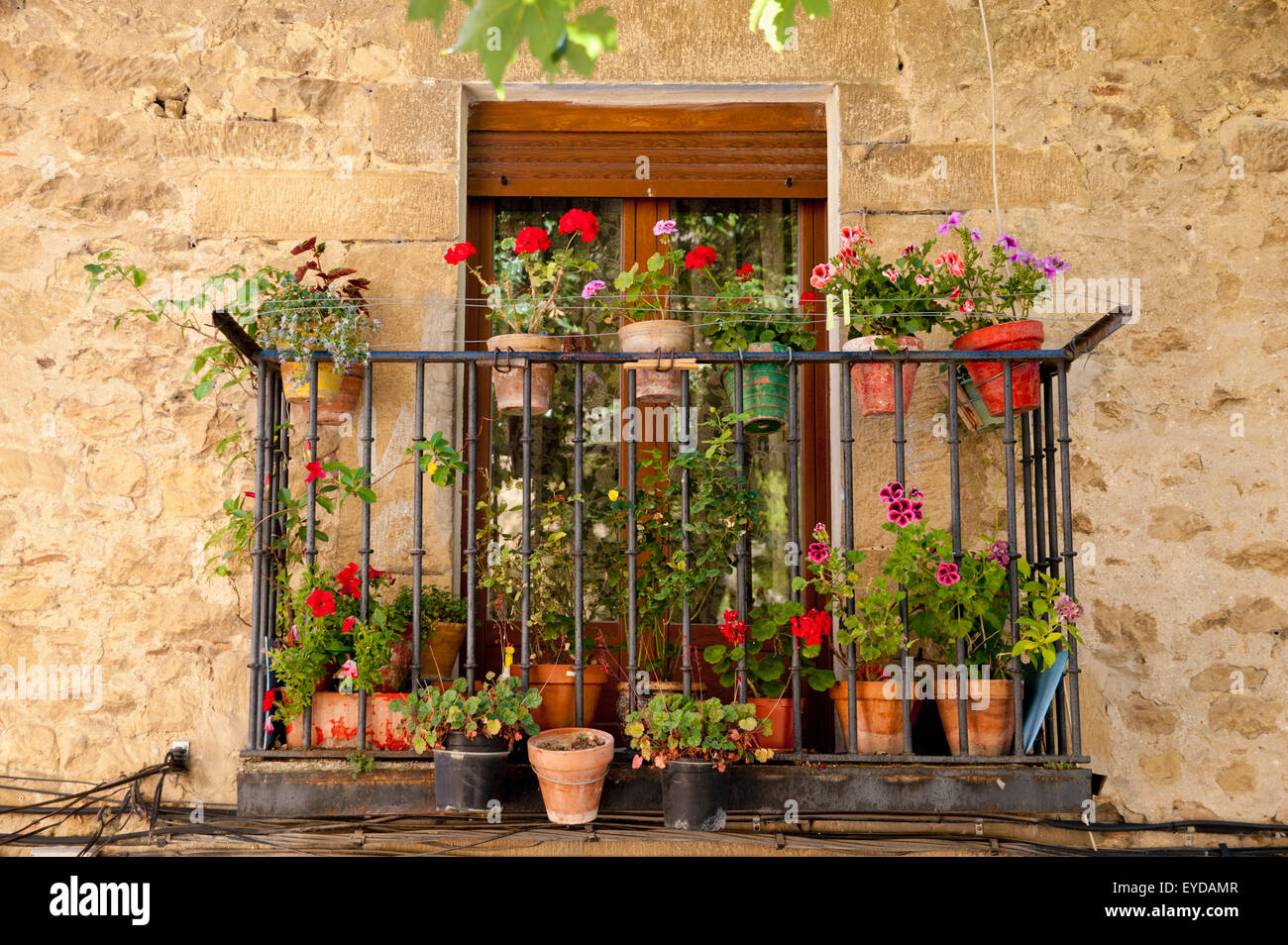 Balcon dans le village médiéval de Laguardia, Pays Basque, Espagne Banque D'Images