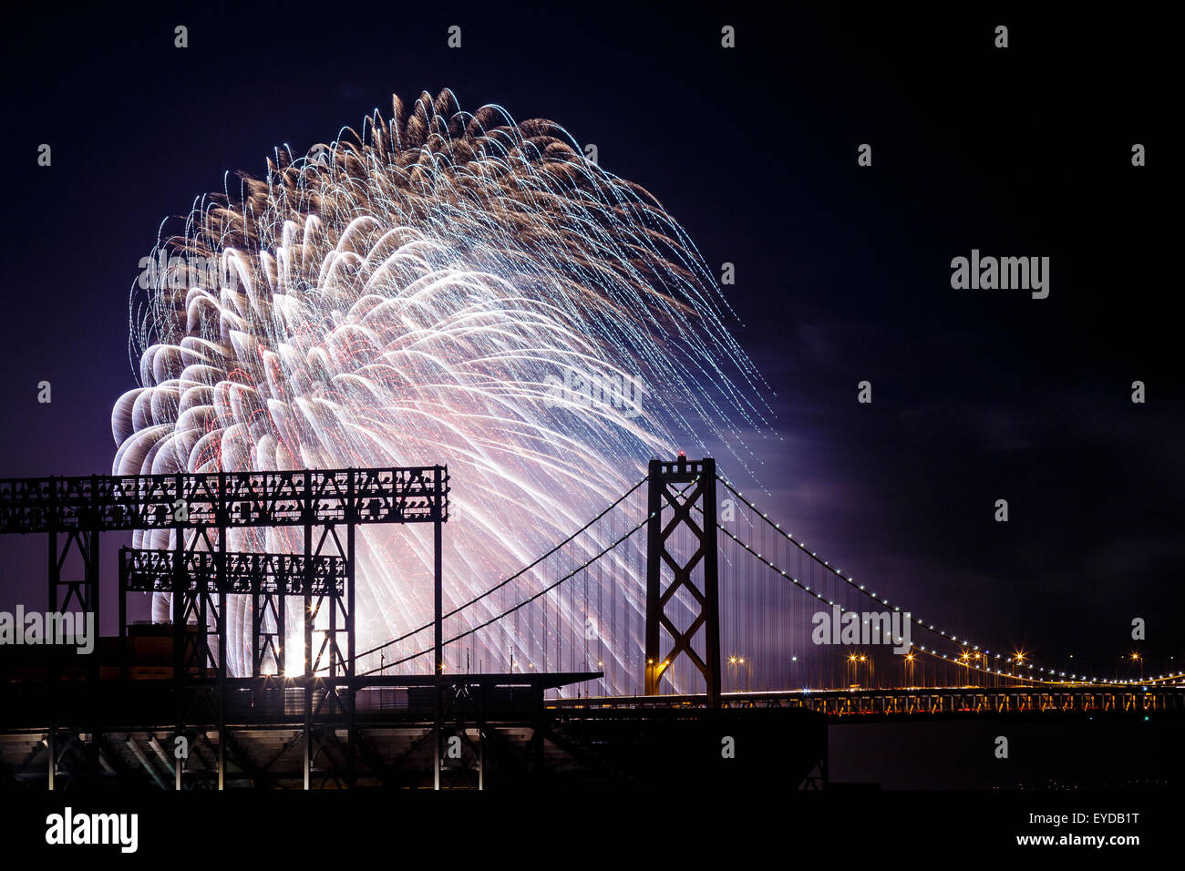 D'artifice à San Francisco-Oakland Bay Bridge Fireworks at night in San Francisco, California, USA Banque D'Images