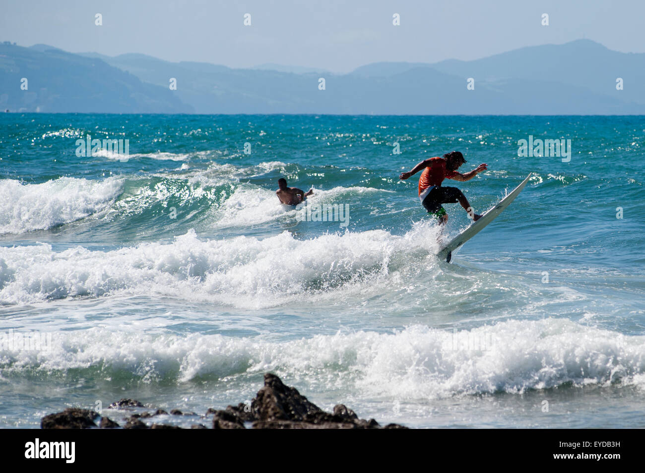 En surfant à Itzurun Beach, Zumaia, Pays Basque, Espagne Banque D'Images