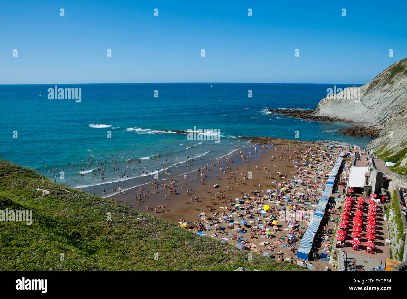 Le soleil en Itzurun Beach, Zumaia, Pays Basque, Espagne Banque D'Images