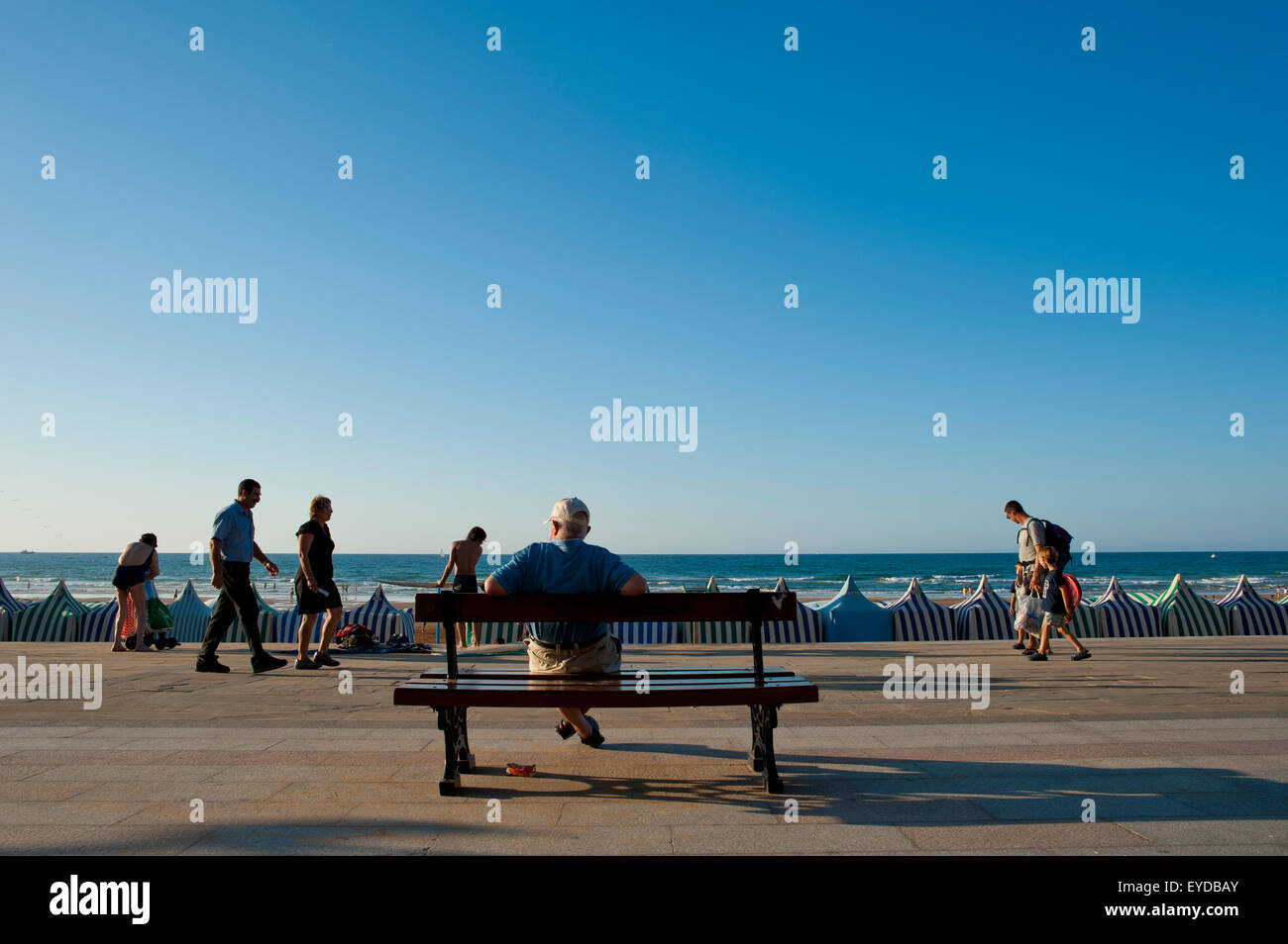 Homme qui regarde les gens passer, Zarautz, Pays Basque, Espagne Banque D'Images