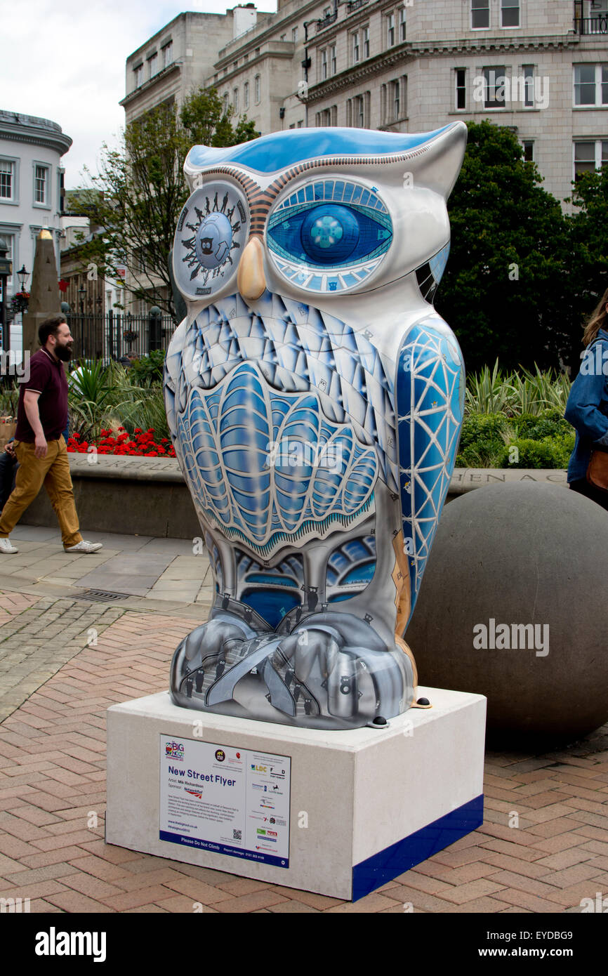 Birmingham, West Midlands, Royaume-Uni. 27 juillet, 2015. L'une des 89 sculptures hibou géant fait partie de la grande manifestation d'art Hoot. Les sculptures qui ont été décorées par différents artistes forment un sentier du centre-ville de Birmingham à Sutton Coldfield et Bournville à Winson Green. L'événement par l'entreprise par l'état sauvage dans l'Art en partenariat avec l'Hôpital pour enfants de Birmingham se poursuit jusqu'au 27 septembre 2015. Crédit : Colin Underhill/Alamy Live News Banque D'Images