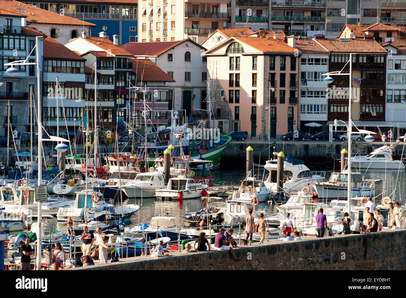 Les faux les gens à Lekeitio Harbour, Pays Basque, Espagne Banque D'Images