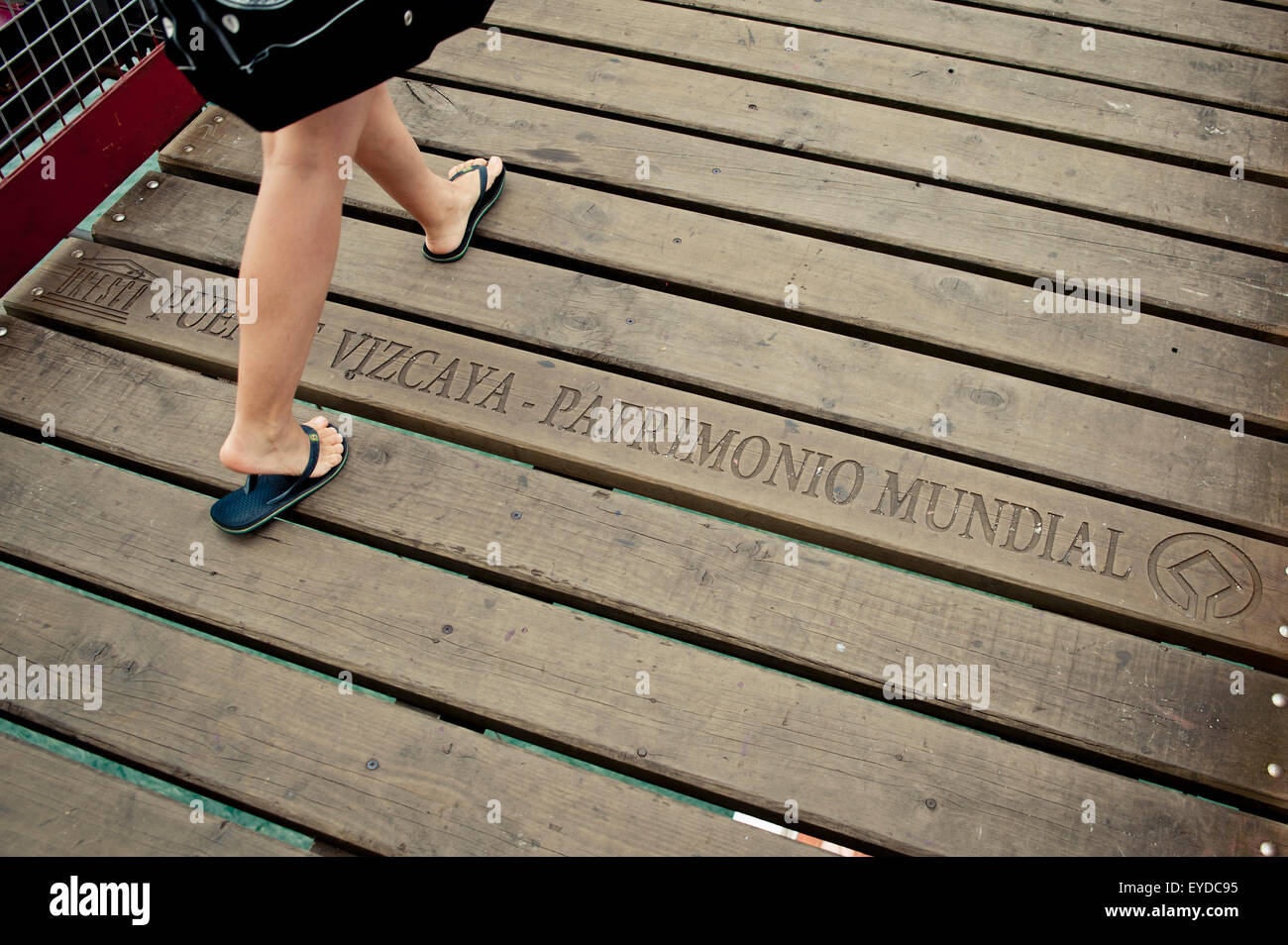 Section d'une faible femme marche sur Vizcaya Bridge, premier pont navette, entre Bilbao et de Getxo, Pays Basque, Espagne Banque D'Images