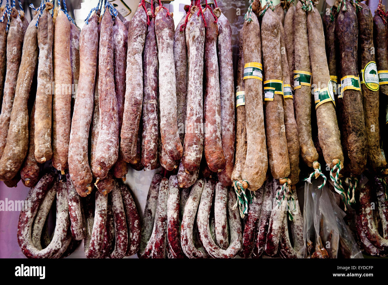Saucisses espagnoles et le pepperoni en magasin à Bilbao, Pays Basque, Espagne Banque D'Images