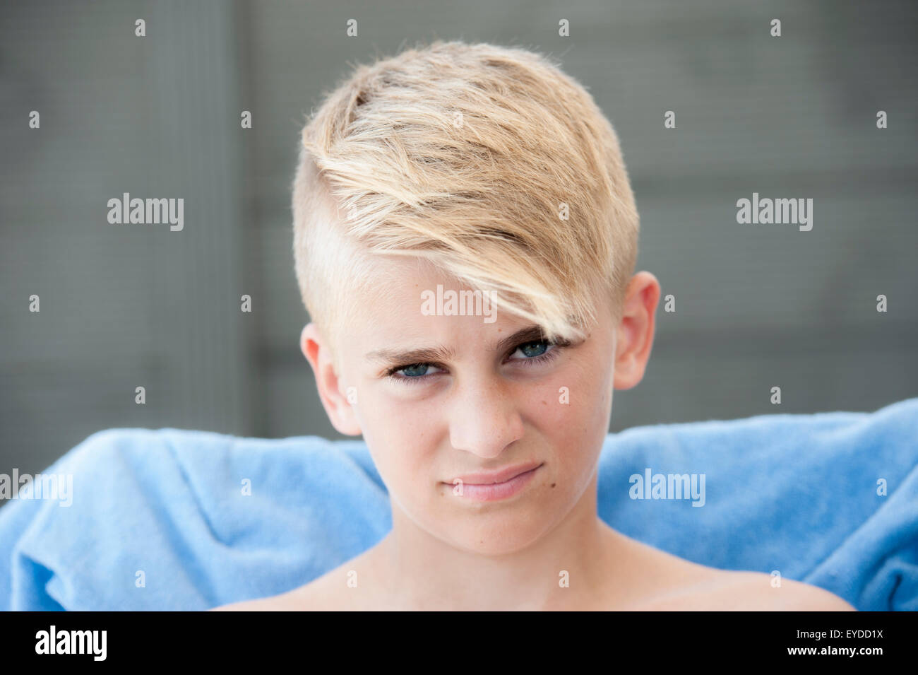 Garçon de 13 ans blond beau Banque de photographies et d’images à haute