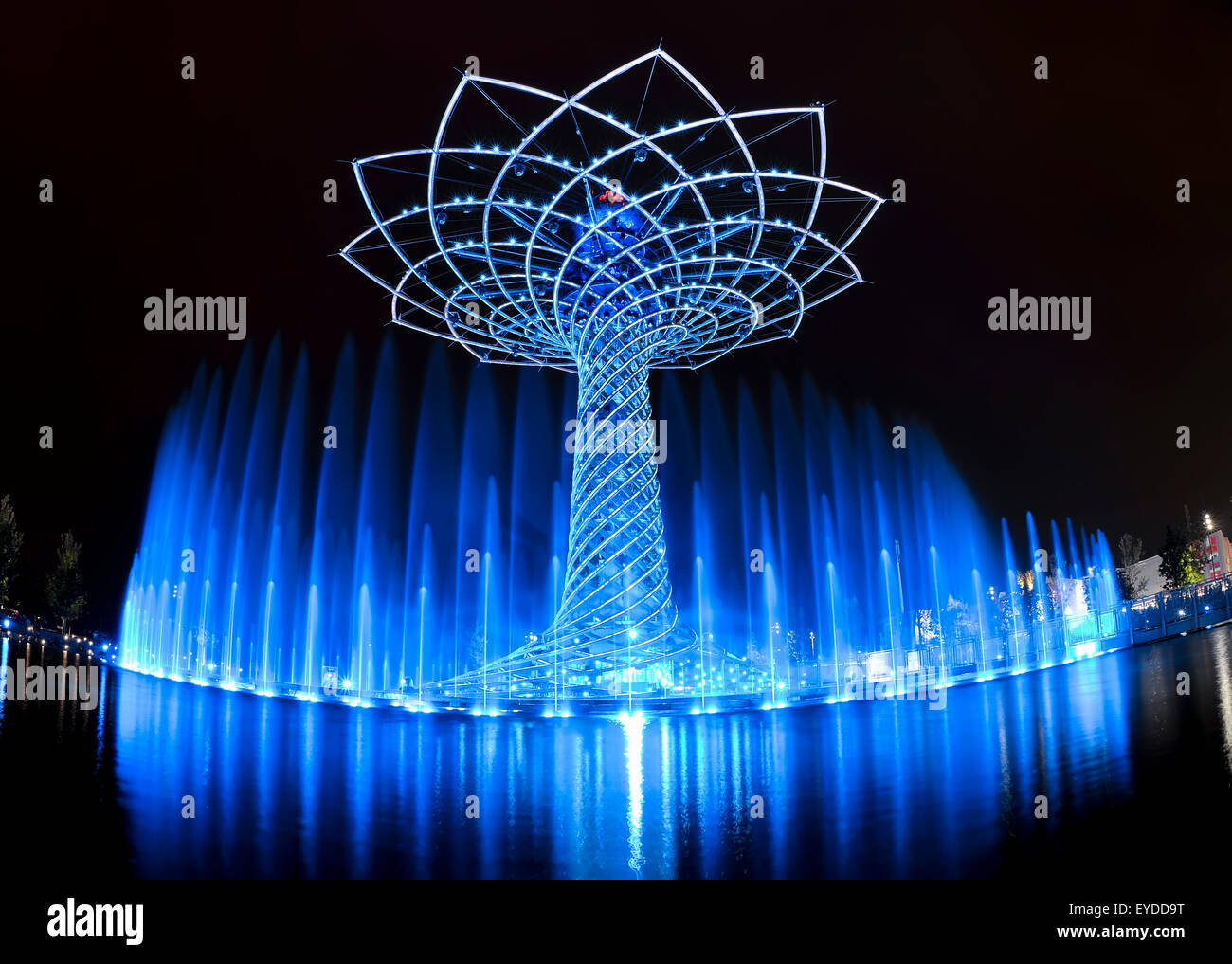 Expo 2015 - Arbre de vie à Milan - lumière bleue Banque D'Images