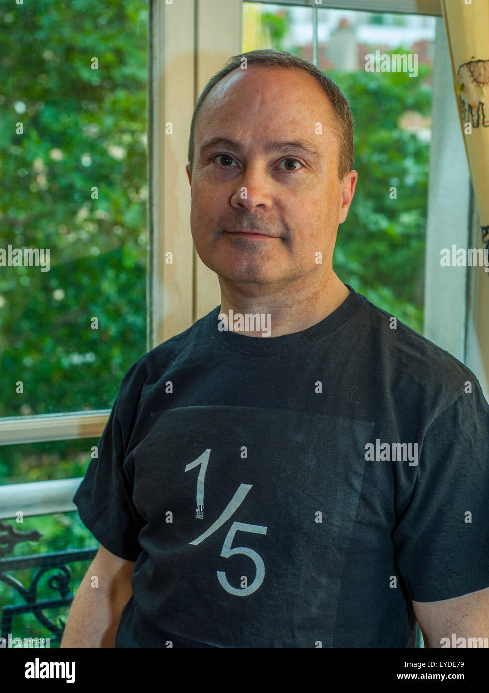 Tom Craig, Autoportrait, avec T-shirt anti-SIDA 1/5 (les gays à Paris sont séropositifs) homme visage frontal, 57 ans Banque D'Images