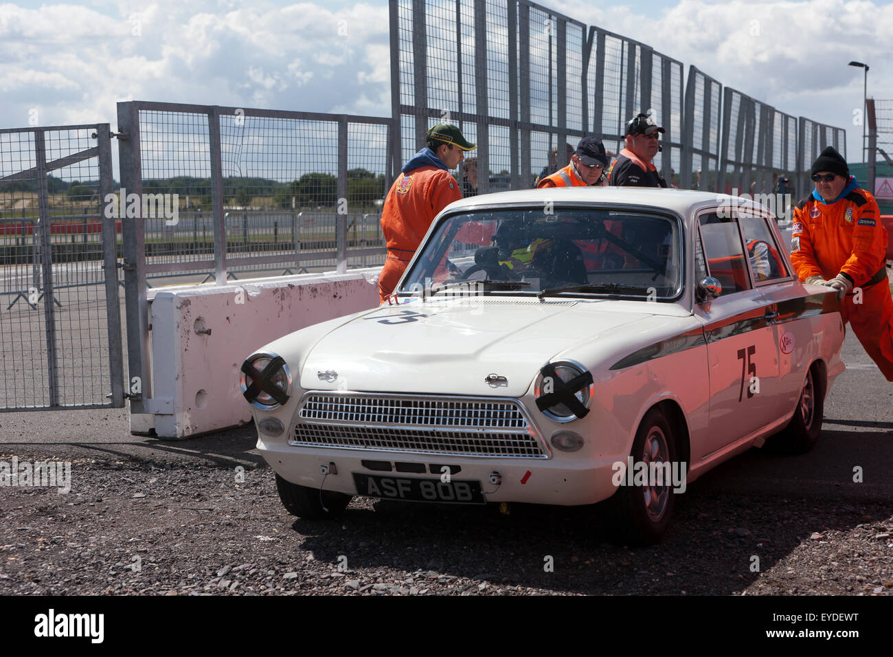 Suspension arrière s'est effondrée sur ce 1965, Ford Cortina Lotus Mk1, conduit à se retirer de la course à la Silverstone Classic. Banque D'Images