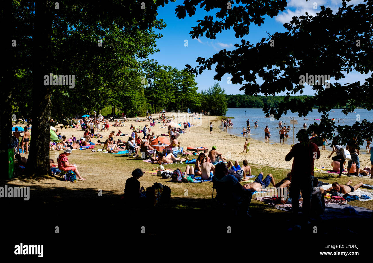 Les personnes bénéficiant de l'été météo à Sillé Plage à Sillé-le-Guillaume, Pays de la Loire, France Banque D'Images