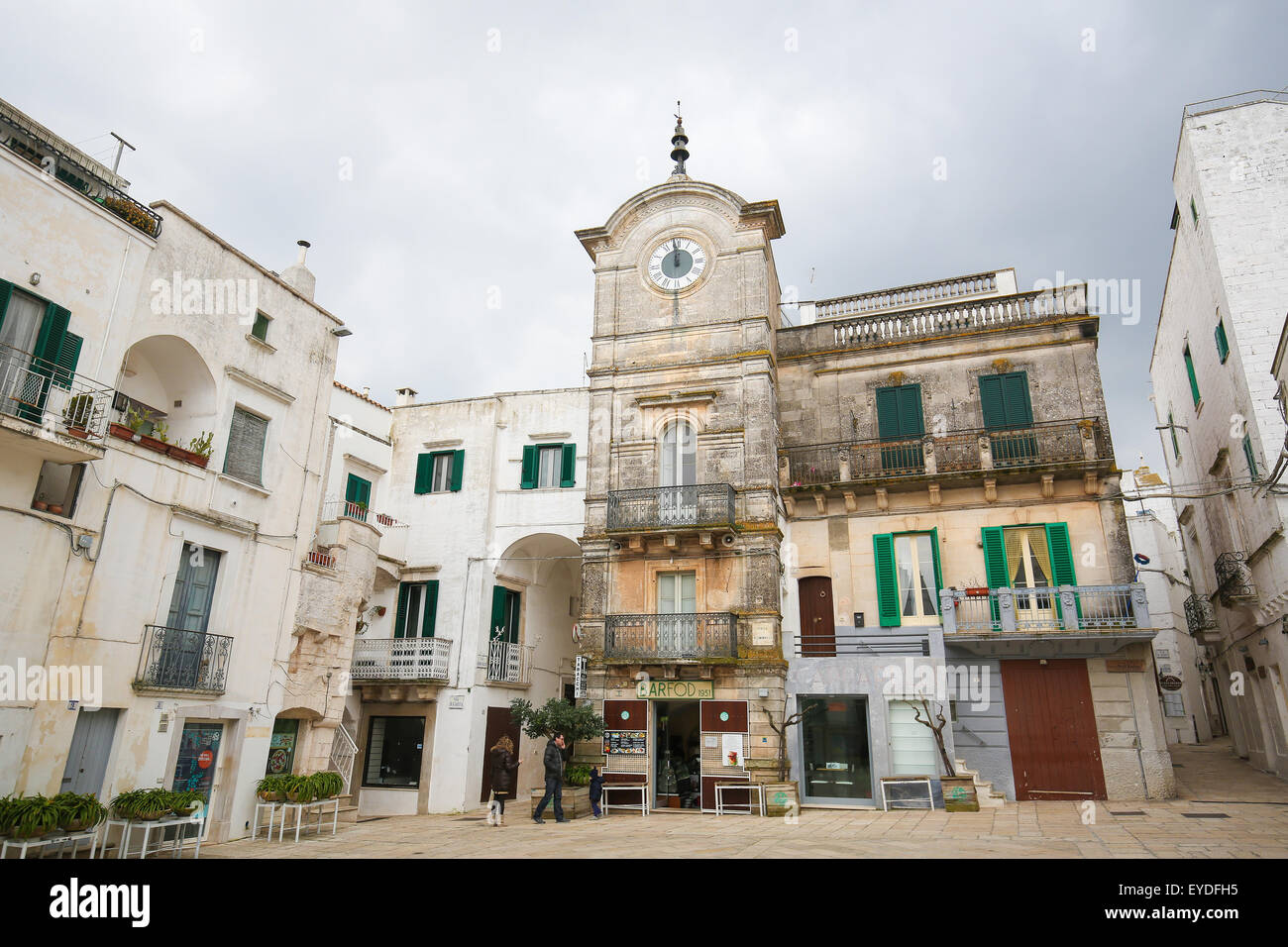 Torre dell'orologio ou tour de l'horloge à Cisternino,une commune italienne de la province de Brindisi dans les Pouilles, Italie Banque D'Images