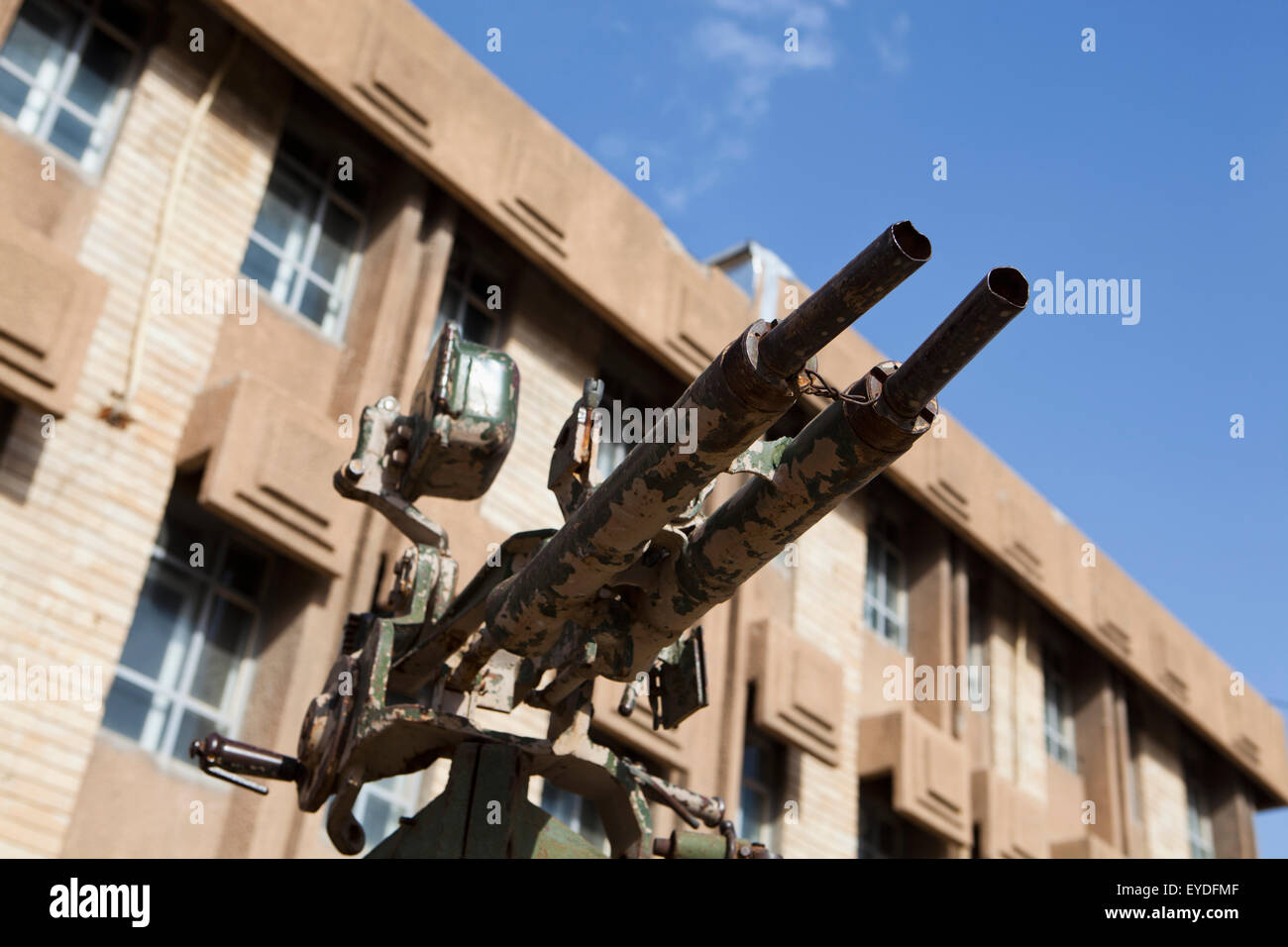 Cannon en face de l'Amna Suraka (rouge) Musée de la sécurité, le Kurdistan irakien, l'Irak Banque D'Images