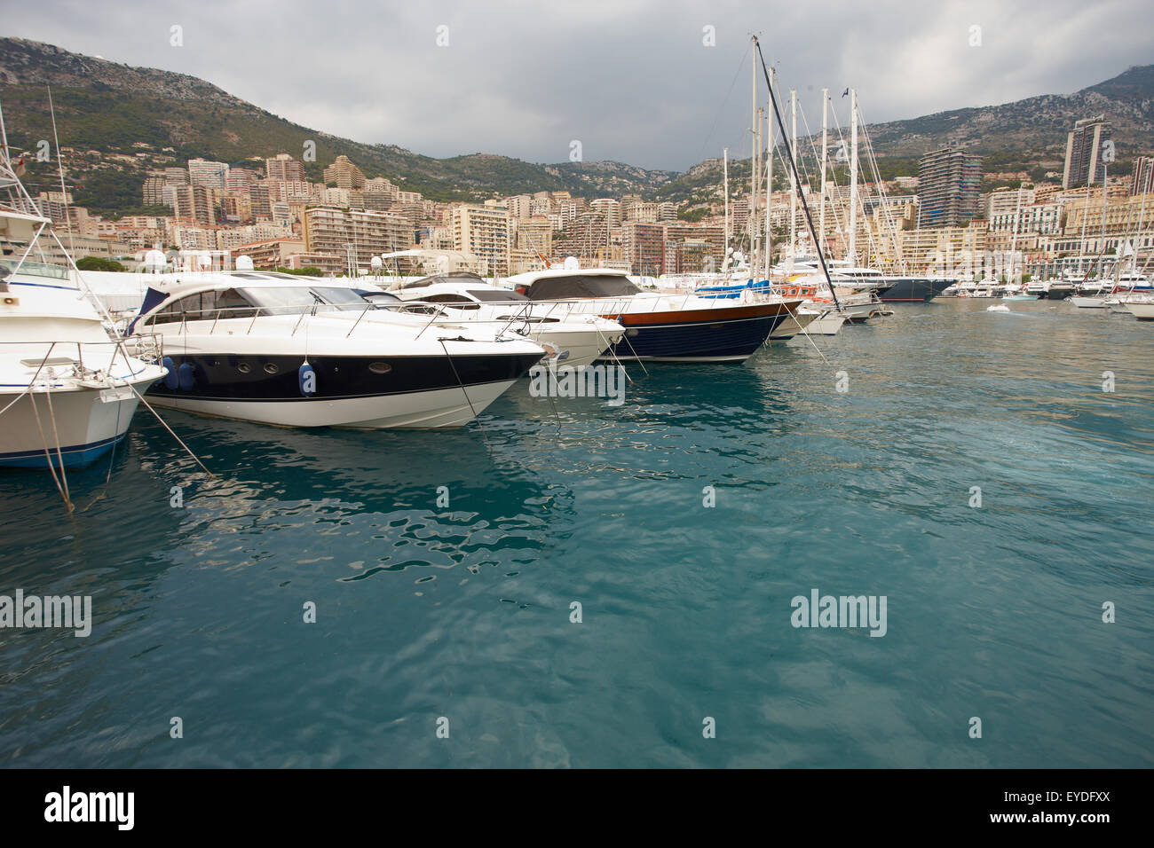 Monaco, Monte-Carlo, 25.09.2008 : Le Port Hercule, vue à partir de l'eau, des yachts de luxe dans le port de Monaco, Etats-Uni, Piscine, Hirondell Banque D'Images