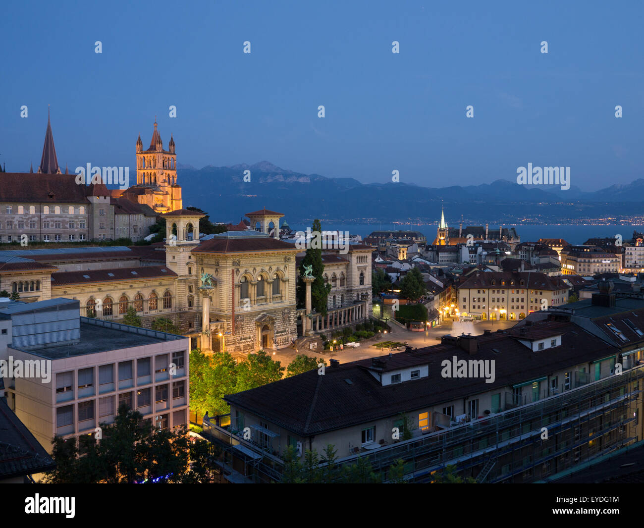 Lausanne centre-ville le soir, donnant sur la Place de la Riponne Banque D'Images