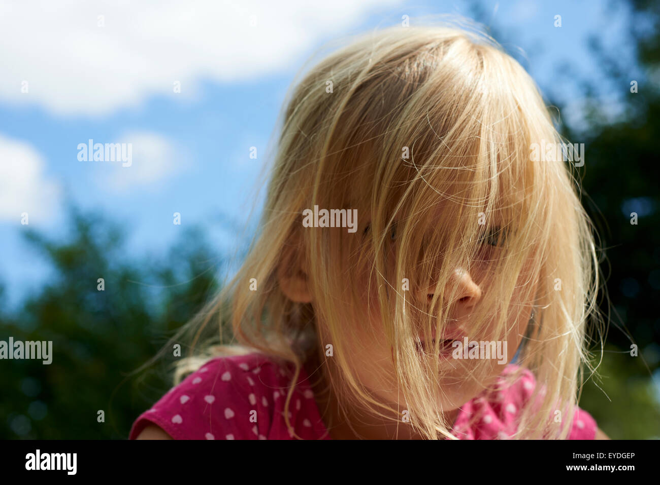 Seul enfant triste petite fille, l'été, à l'extérieur, portrait Banque D'Images