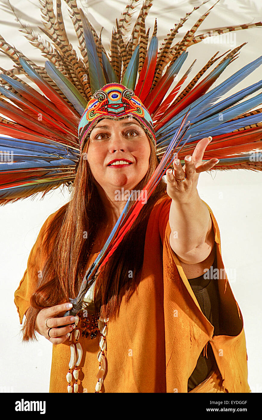 Un Acjachemen Juaneno ou Native American Woman en costume traditionnel affiche un panier de produits locaux dans un panier Banque D'Images