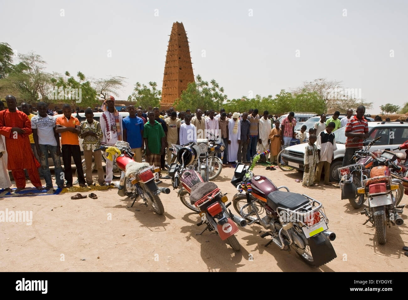 Le Niger, désert du Sahara, région d'Agadez, la prière du vendredi par la grande mosquée d'Agadez Agadez ; Banque D'Images