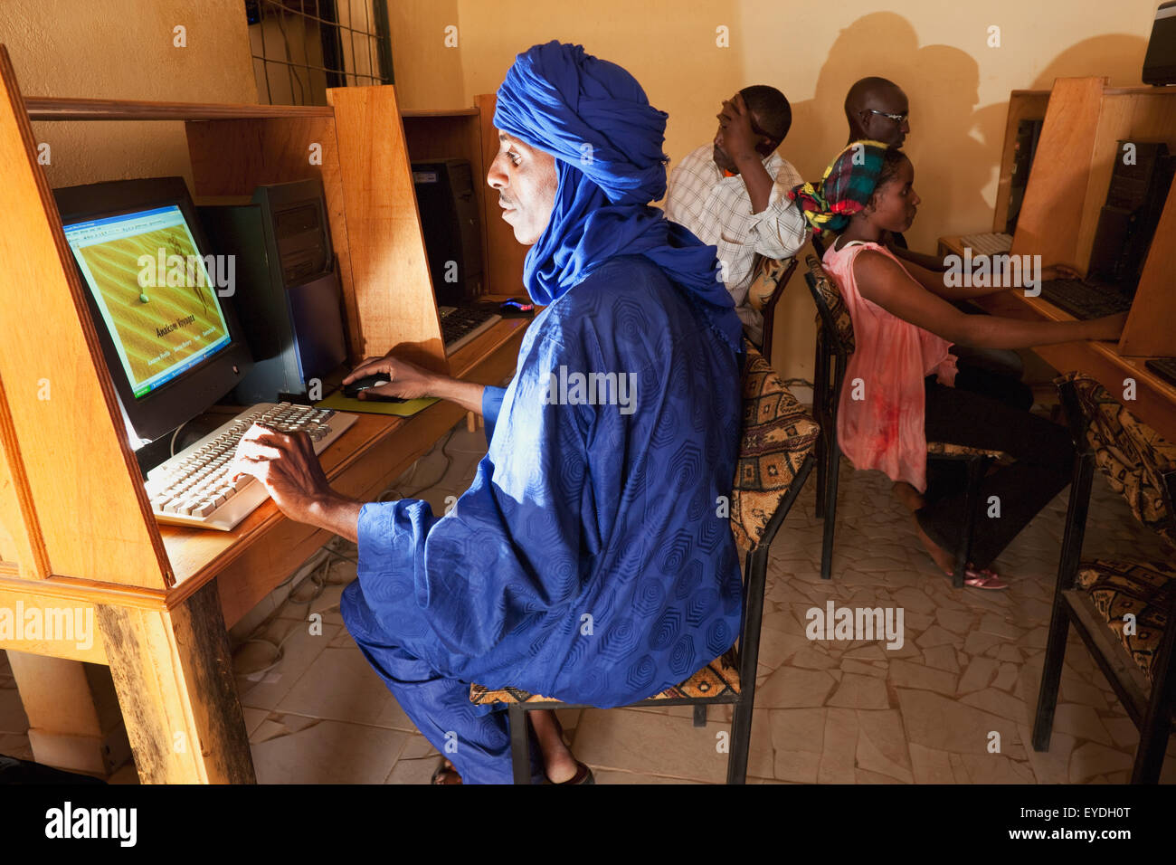 Le Niger, désert du Sahara, région d'Agadez, l'homme touareg net surf au café internet ; Agadez Banque D'Images