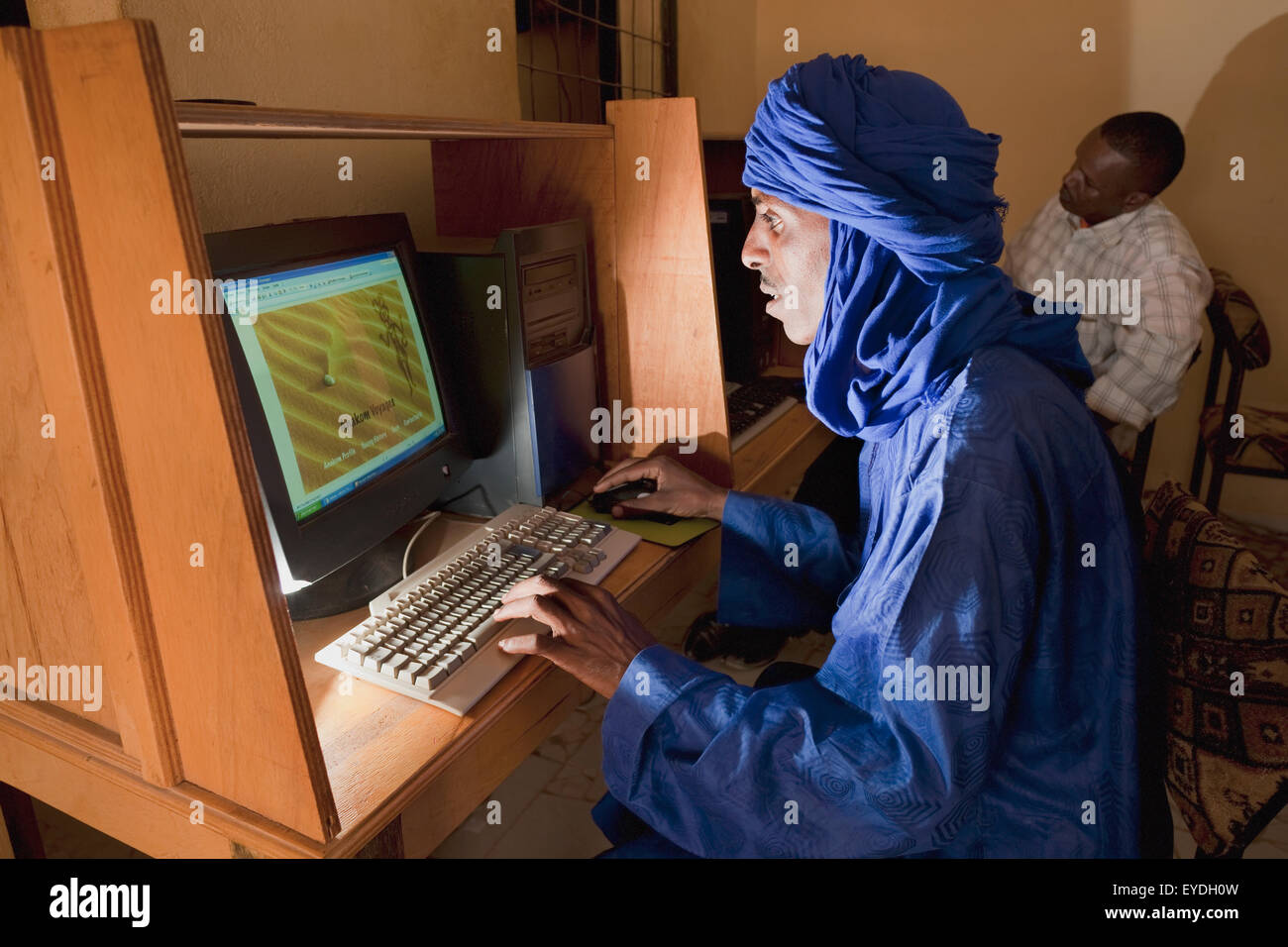 Le Niger, désert du Sahara, région d'Agadez, l'homme touareg net surf au café internet ; Agadez Banque D'Images