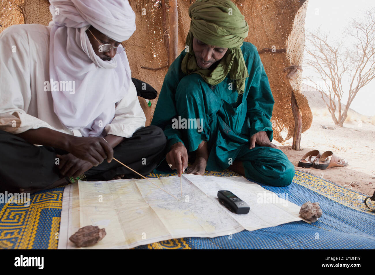 Le Niger, désert du Sahara, l'Escarpement de Tiguidit ; région d'Agadez, les hommes Touaregs contrôle la route points GPS Banque D'Images
