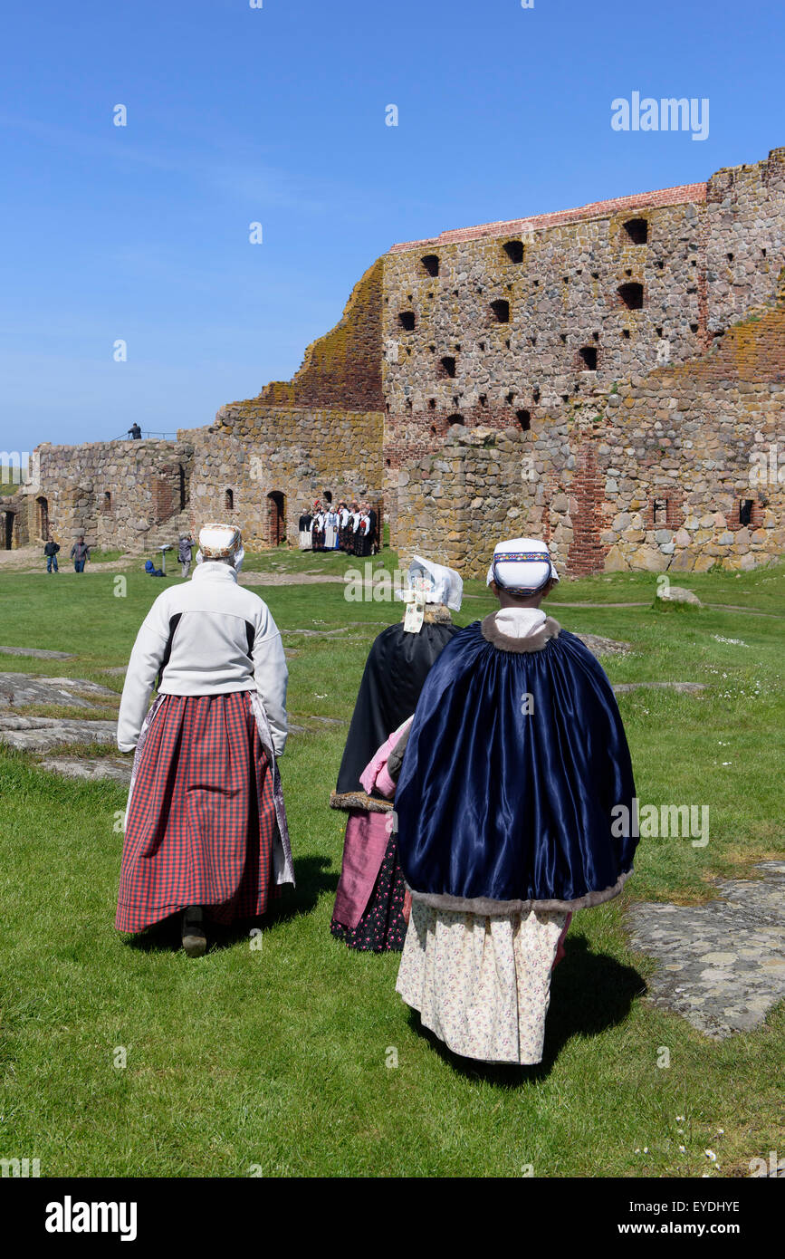 Concours de danse folklorique scandinave , gruops Casle Hammershus, à l'île de Bornholm, Danemark Banque D'Images