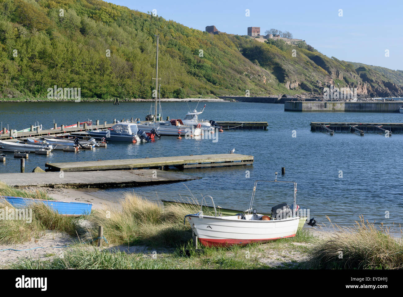 Port de Hammershavn et ruine du château Hammershus, à l'île de Bornholm, Danemark Banque D'Images