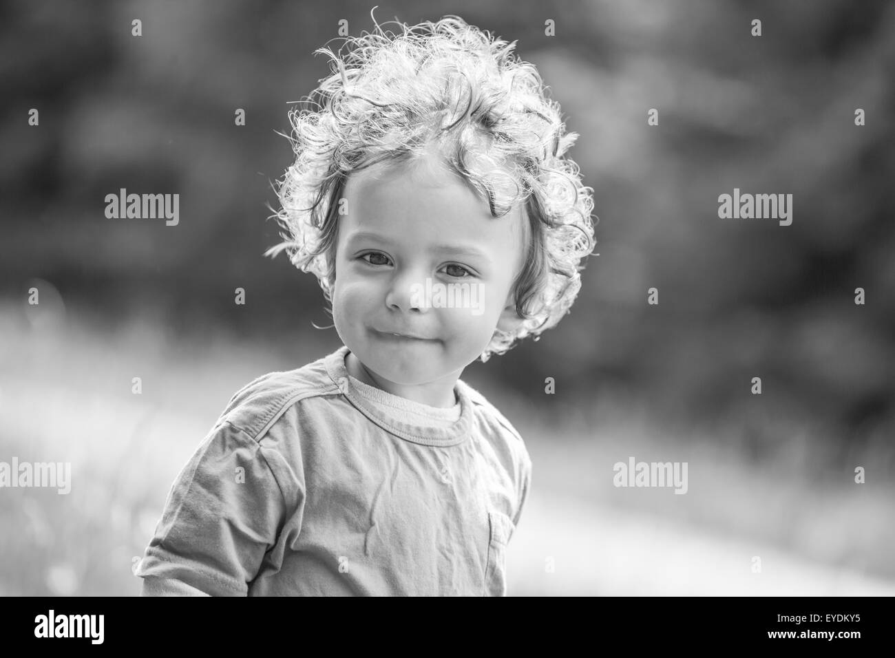 Portrait de bébé de 1 an garçon s'amusant sur une prairie de montagne. Banque D'Images