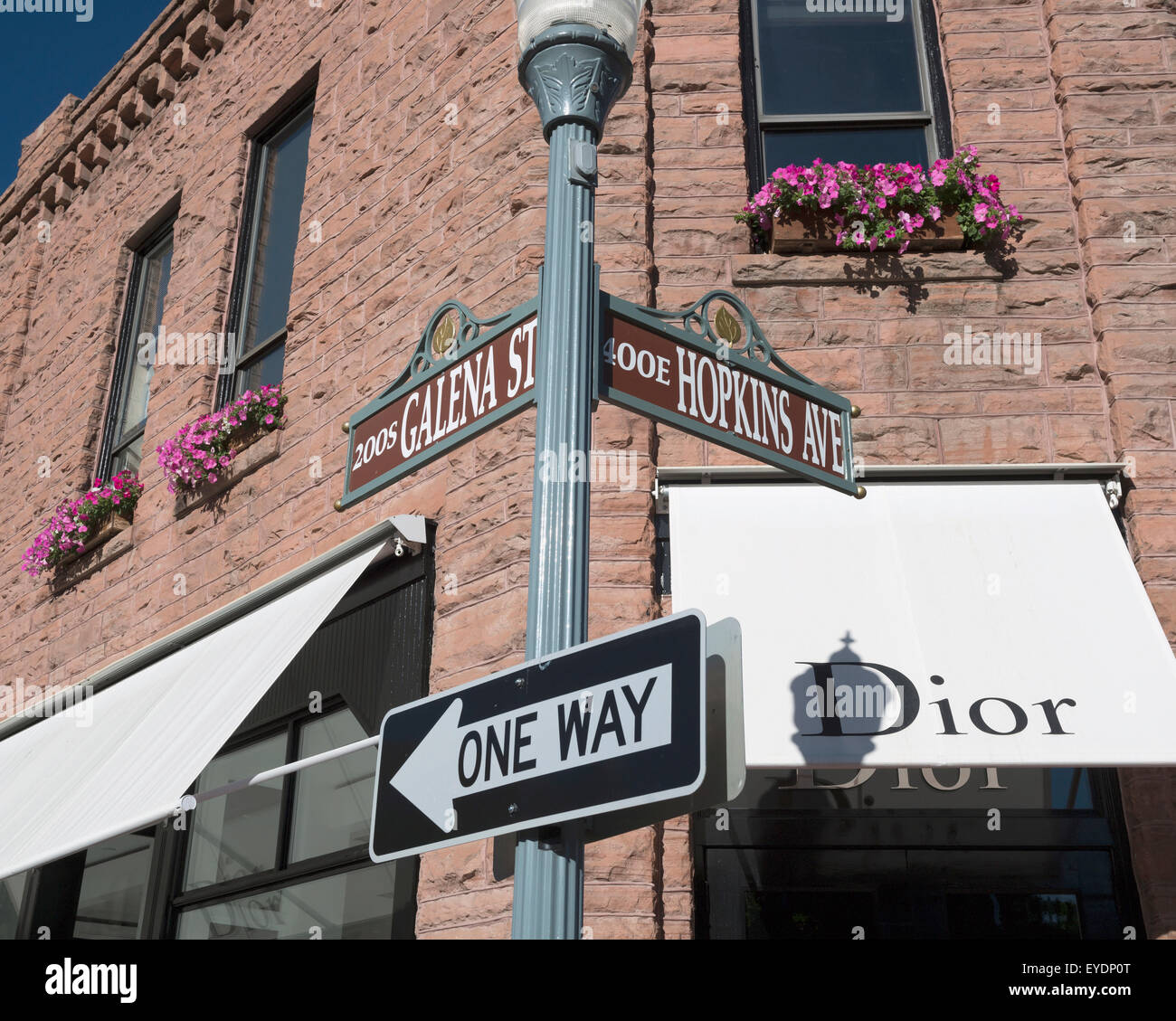 USA, Colorado, quartier commerçant du centre-ville ; Tremble, Dior store sur coin de Galena St et Hopkins Ave Banque D'Images
