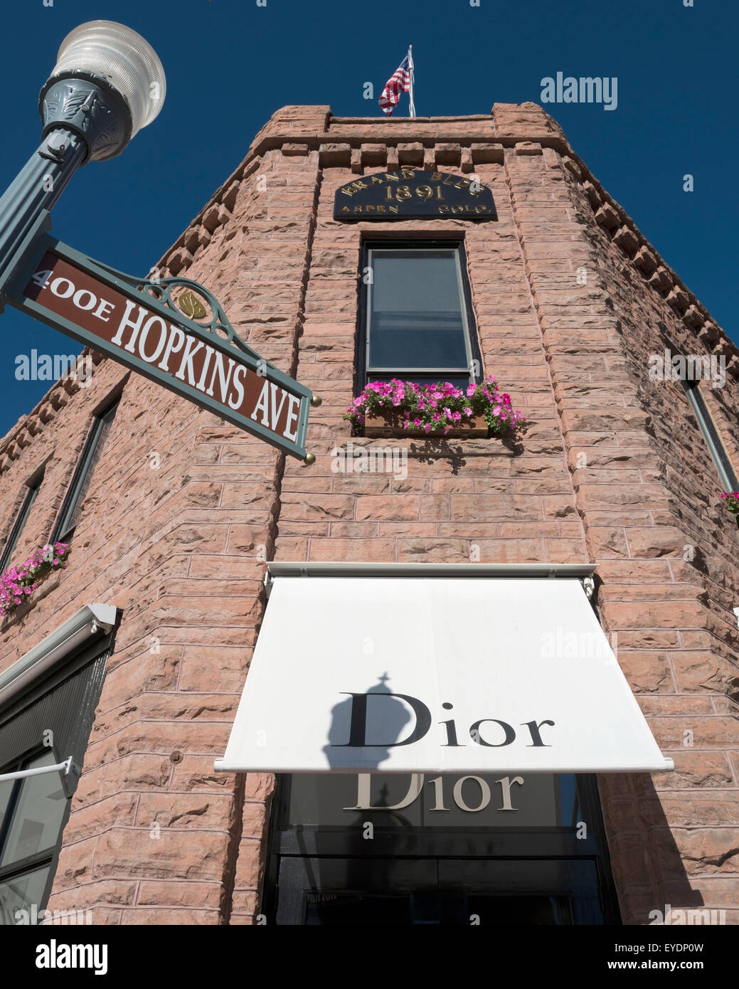 USA, Colorado, quartier commerçant du centre-ville ; Tremble, Dior store sur coin de Galena St et Hopkins Ave Banque D'Images
