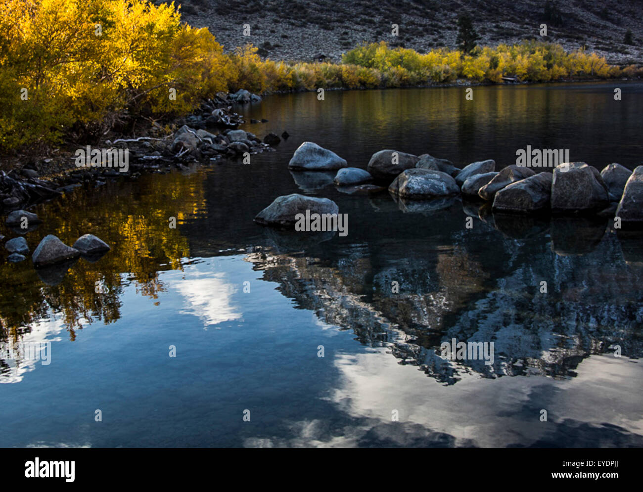 Tôt le matin, réflexions sur la culpabilité, le lac Mts Sierra Nevada Banque D'Images