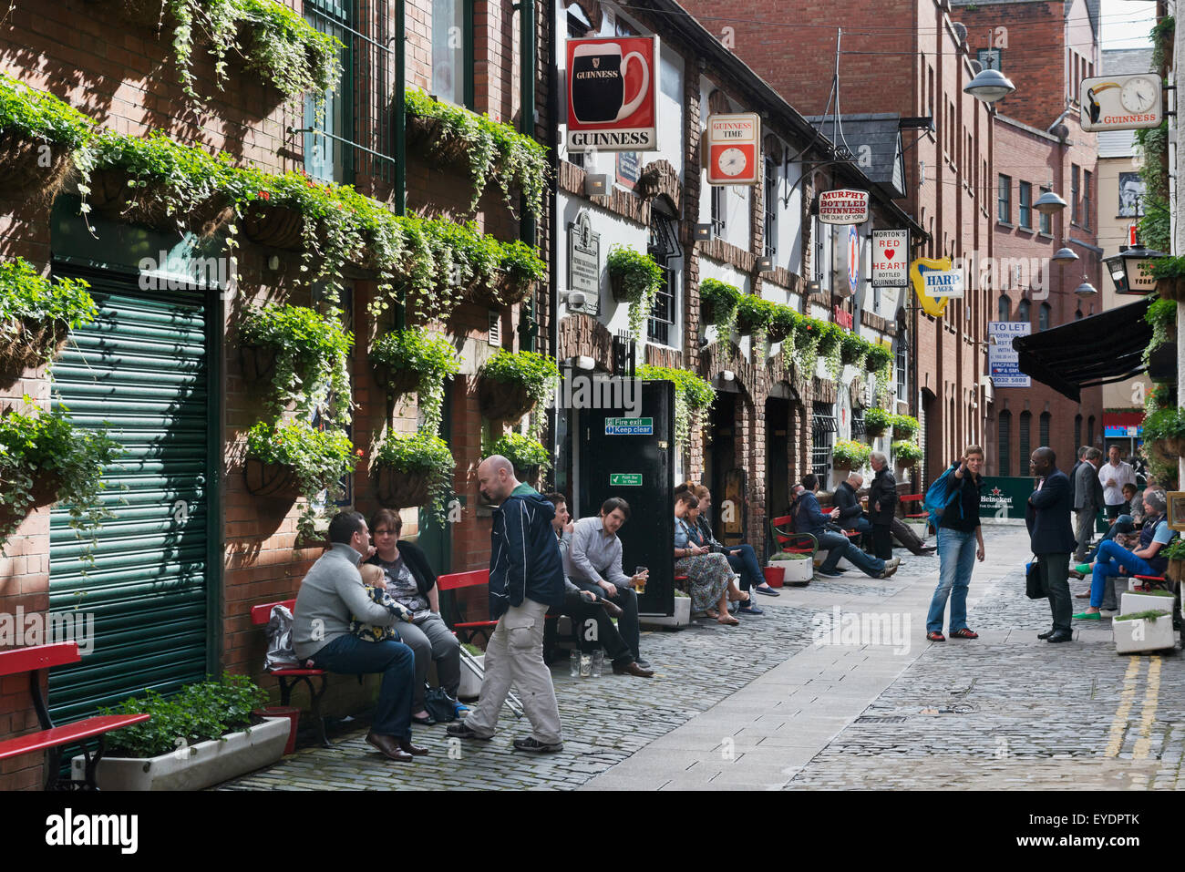 Royaume-uni, Irlande du Nord, les personnes qui boivent à l'extérieur de Duc de York Bar ; Belfast Banque D'Images