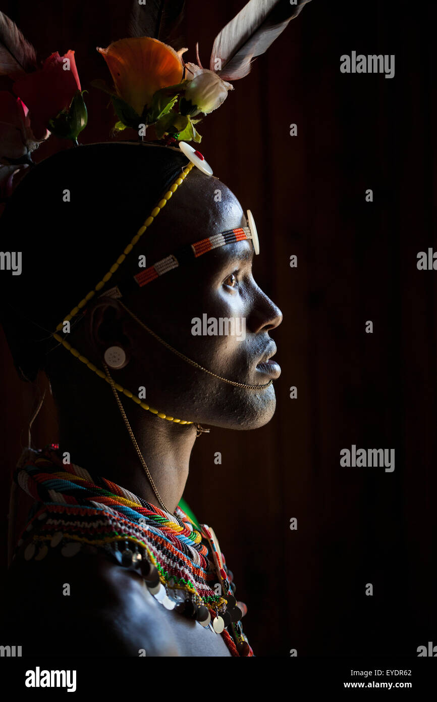 Kenya, Portrait de jeune homme Samburu (Moran) en costume traditionnel ; South Horr Banque D'Images