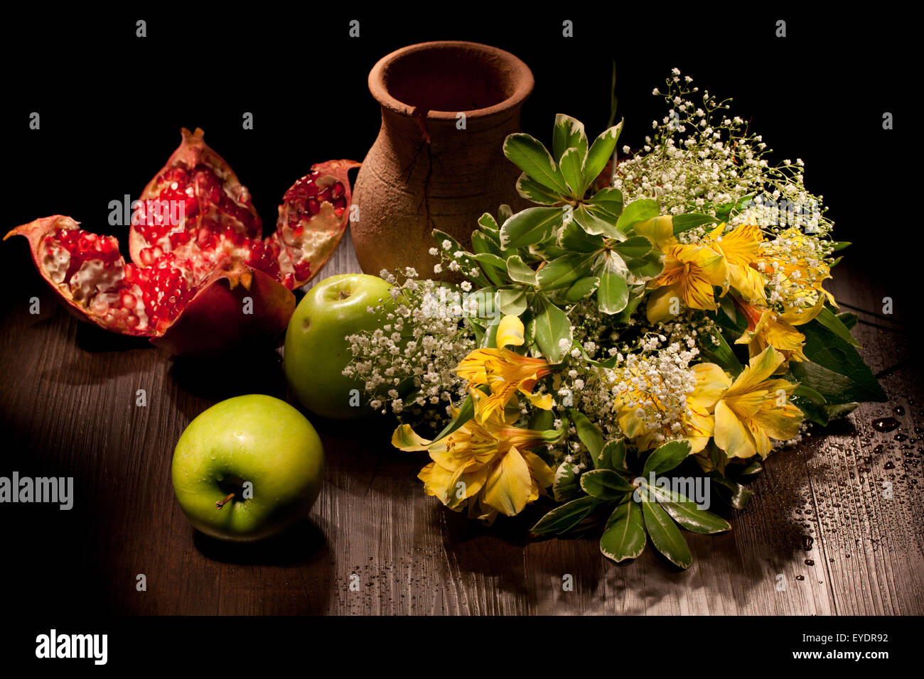 Pot en céramique pot still life style pays apple bouquet de fleurs fruits table rural de bois produit alimentaire Banque D'Images