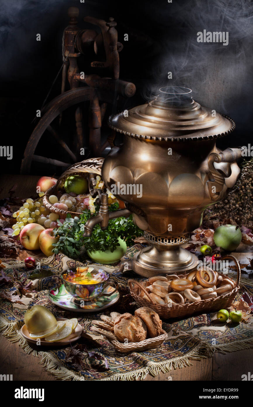 La vie encore samovar chauffe-eau fruits composition tissu pinceau lumière liquide thé apple boissons boissons alimentaire verdure cuivre métal Banque D'Images