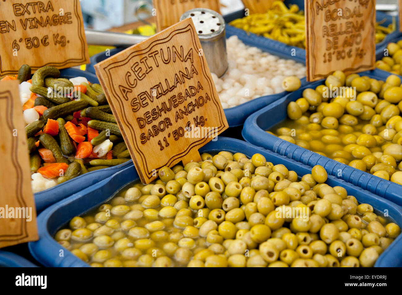 Les olives dans un marché de rue à Alcudia, Majorque, Iles Baléares, Espagne Banque D'Images