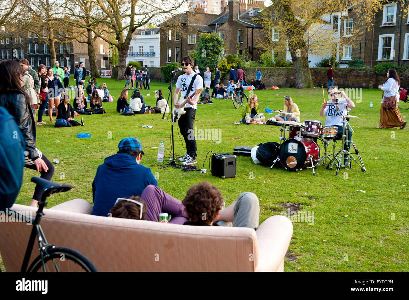 Groupes Groupe jouant pour une foule à la mode à Londres Les champs, Shoreditch, London, UK Banque D'Images