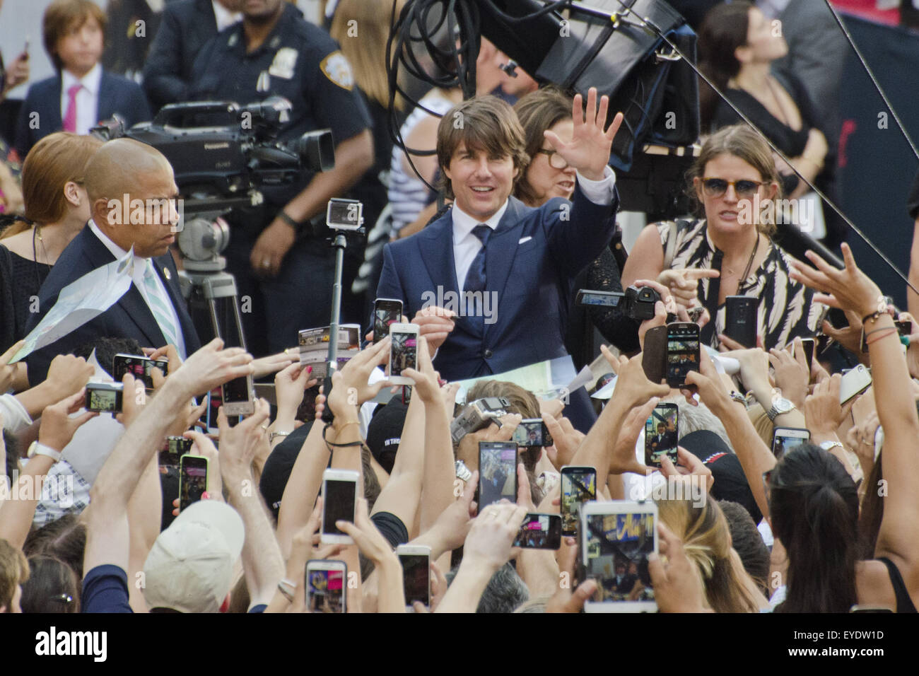 New York, USA. 27 juillet, 2015. Tom Cruise à vagues les fans au cours de Mission Impossible : État voyou Premiere à New York à Times Square, New York City. Credit : Sumit Shrestha/ZUMA/Alamy Fil Live News Banque D'Images