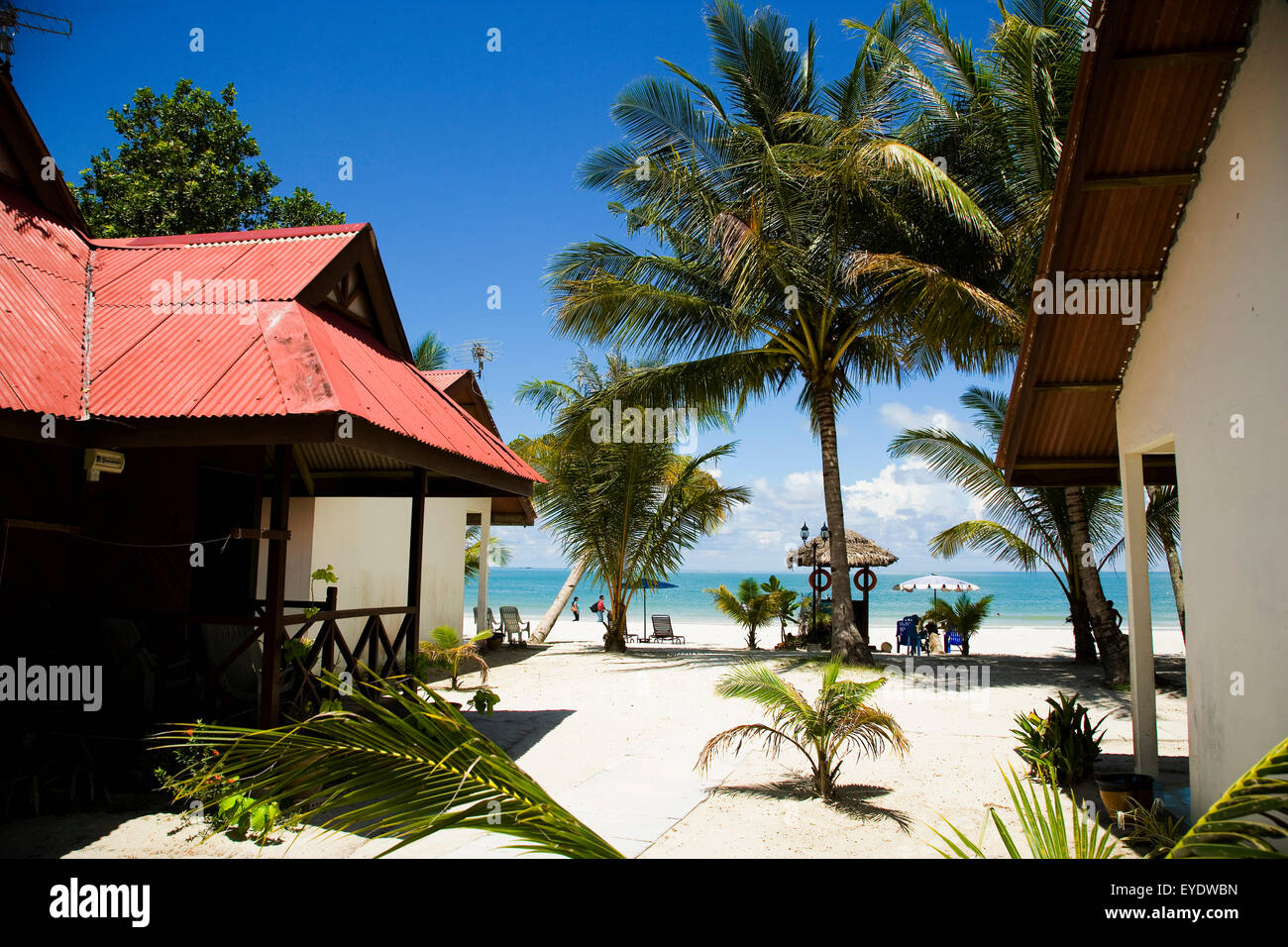 La Malaisie, Pantai Cenang (Cenang Beach) ; Pulau Langkawi, cabines de plage sur la plage de sable blanc avec des palmiers Banque D'Images