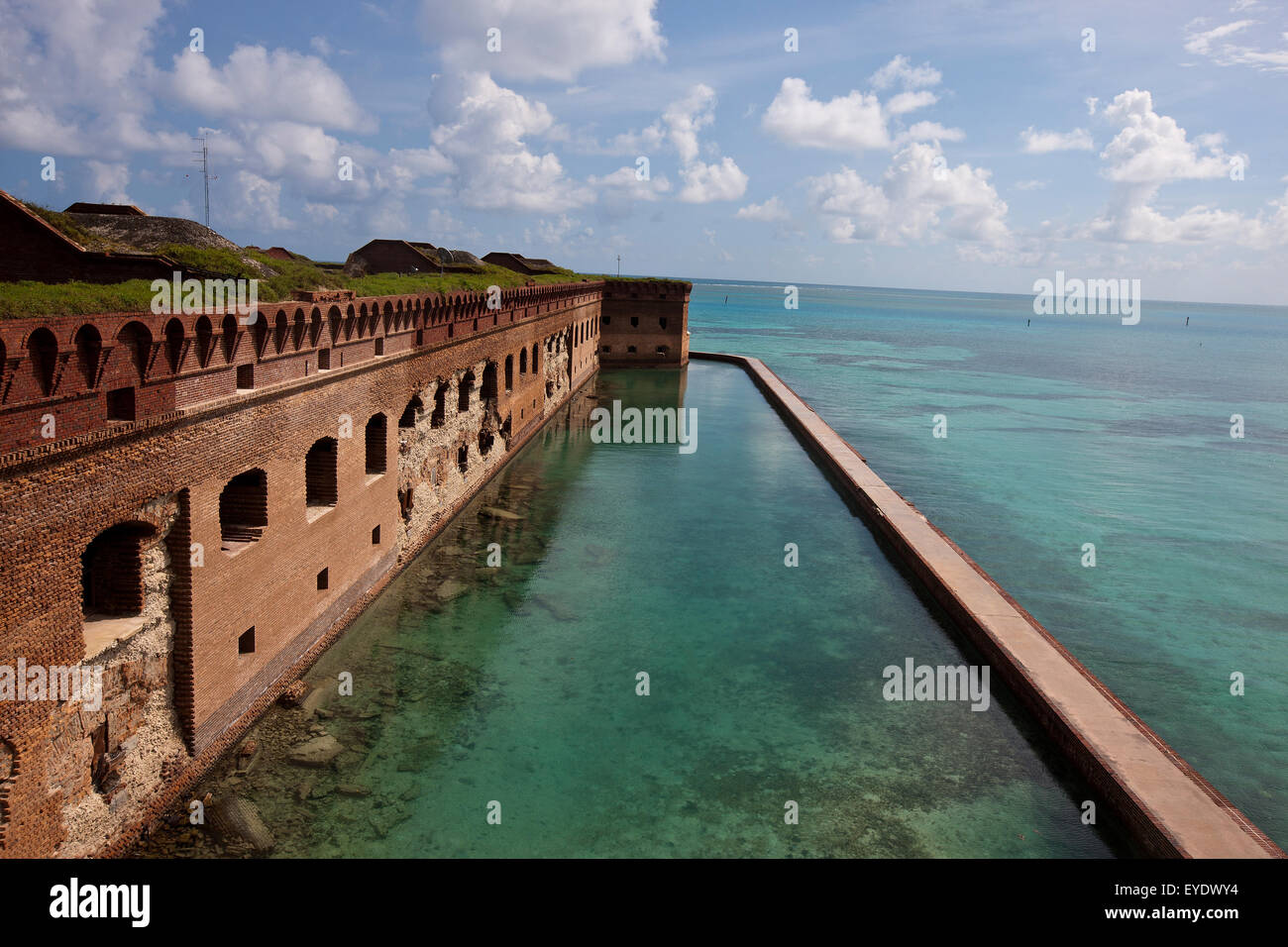 Douves entourant Fort Jefferson, Dry Tortugas National Park, Florida, United States of America Banque D'Images