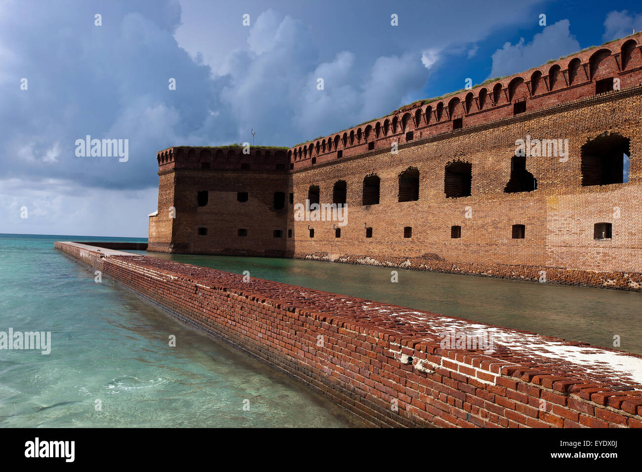 Mur de brique entourant les douves à l'extérieur du fort Jefferson, Dry Tortugas National Park, Florida, United States of America Banque D'Images