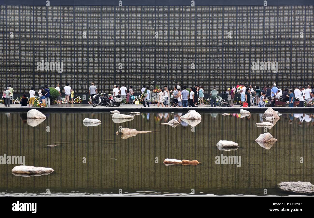 Tangshan, Province de Hebei en Chine. 28 juillet, 2015. Les gens offrent des fleurs à leurs proches morts dans le tremblement de terre de Tangshan en 1976 devant le mur commémoratif à Tangshan, Province de Hebei en Chine du nord, le 28 juillet 2015. Les résidents locaux sont venus à la Memorial Park, mardi, pour commémorer le 39e anniversaire de la Tangshan séisme. Credit : Ascott Li/Xinhua/Alamy Live News Banque D'Images