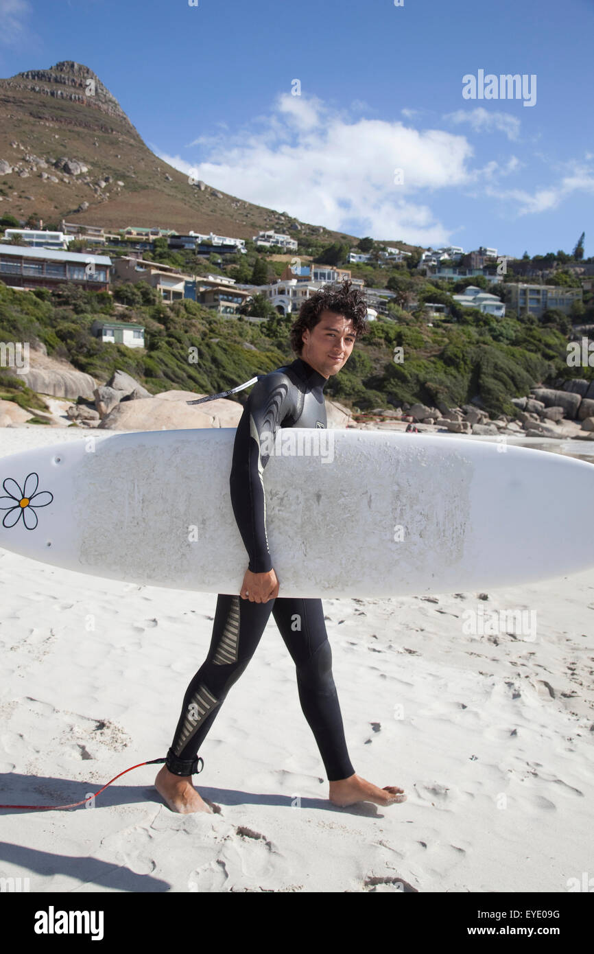 L'Afrique du Sud, Cape Town, surfer sur la plage de Llandudno. Banque D'Images