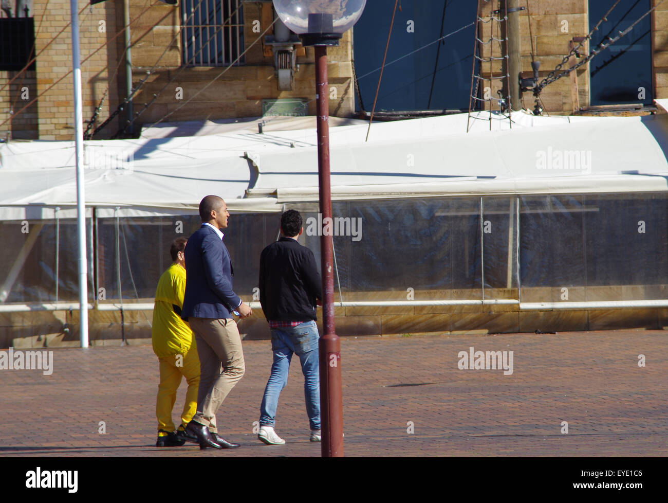 Sydney, Australie. 27 juillet, 2015. Geoffrey Eldesten, Blake Garvey et James Mathison peut être vu marcher ensemble pendant le tournage de Celebrity Apprentice australien 2015 at The Rocks, Sydney, Australie, le lundi 27 juillet 2015 Crédit : Romina01/Alamy Live News Banque D'Images