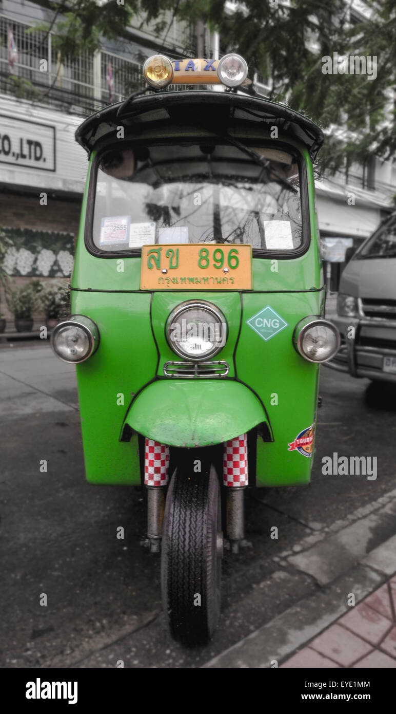 BANGKOK - 14 juin : Tuk-tuk moto taxi sur la rue dans le quartier chinois le 14 juin 2011 à Bangkok. Bangkok célèbre moto-taxi c Banque D'Images