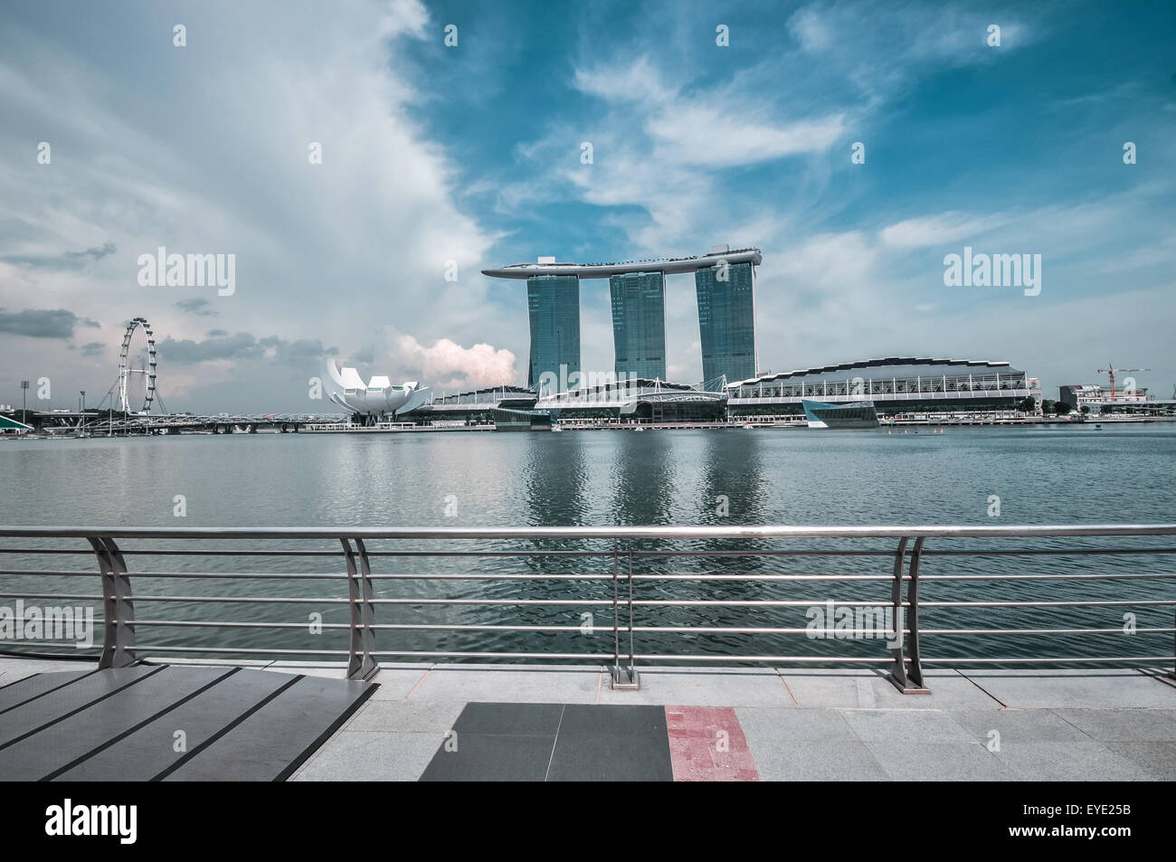 Singapour, Singapour - Mars 31, 2011 : Le Marina Bay Sands Resort Hotel on Mar 31, 2011 à Singapour. C'est une M... Banque D'Images