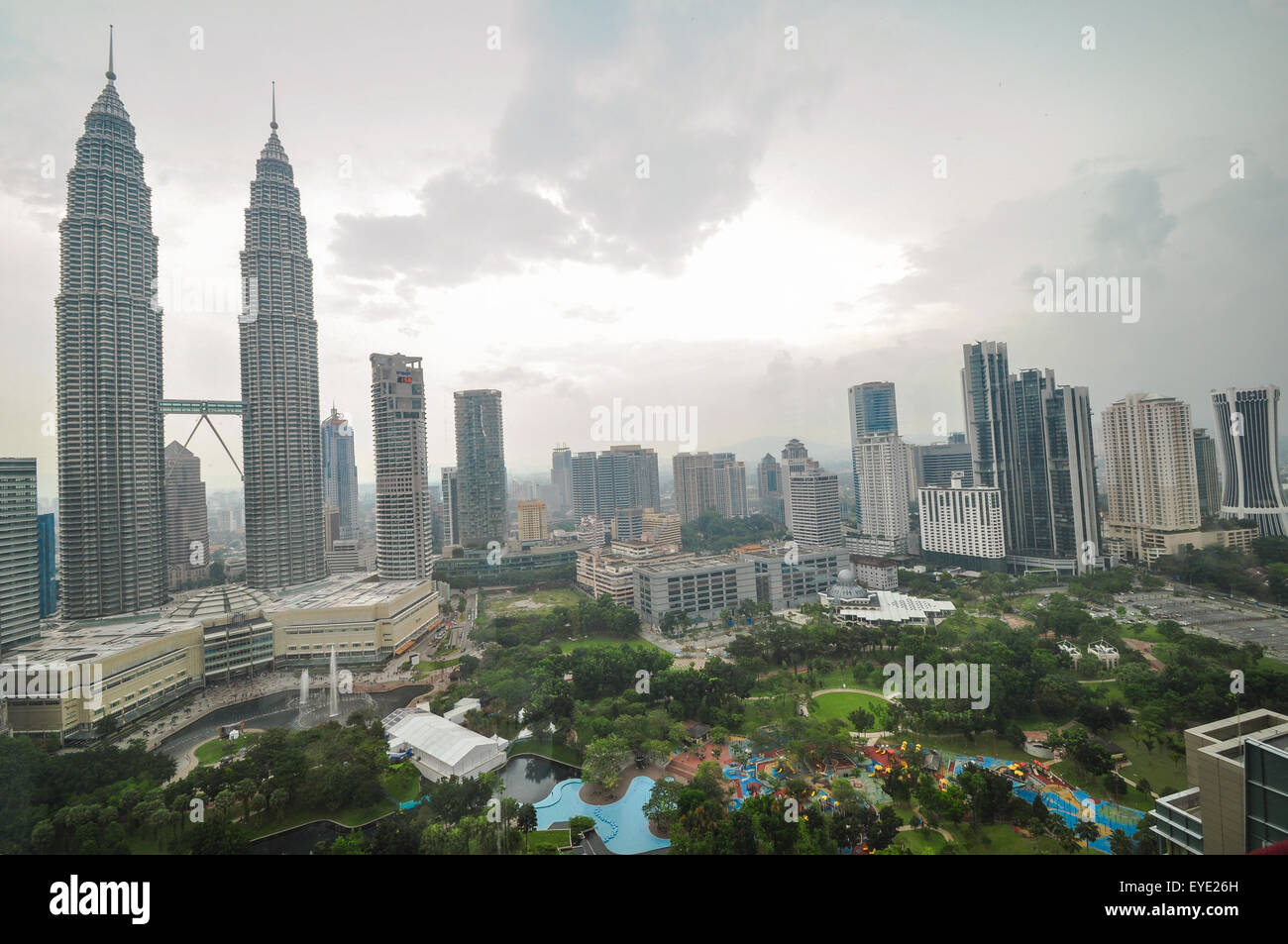 Paysage de Kuala lumper skyline gardens et Petronas towers prises de skybar, Malaisie Banque D'Images