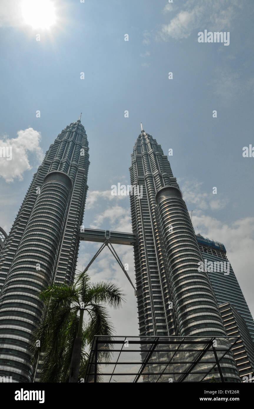 Kuala Lumpur, Malaisie - AVRIL 10,2011 : vue générale de Petronas Twin Towers on Apr 10, 2011 à Kuala Lumpur, Malaisie. La towe Banque D'Images