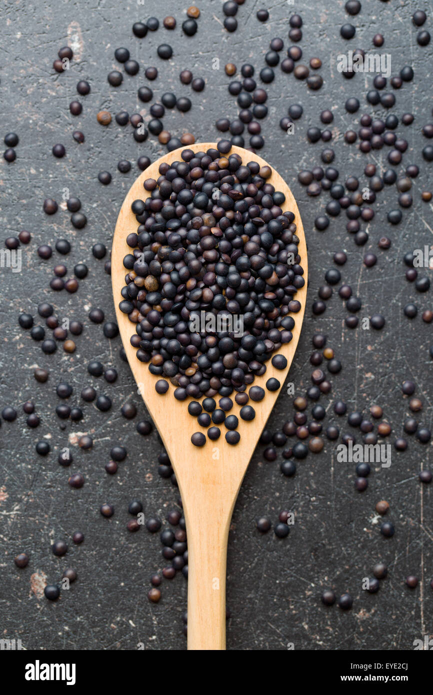 Le béluga. La lentille au noir cuillère en bois. Banque D'Images