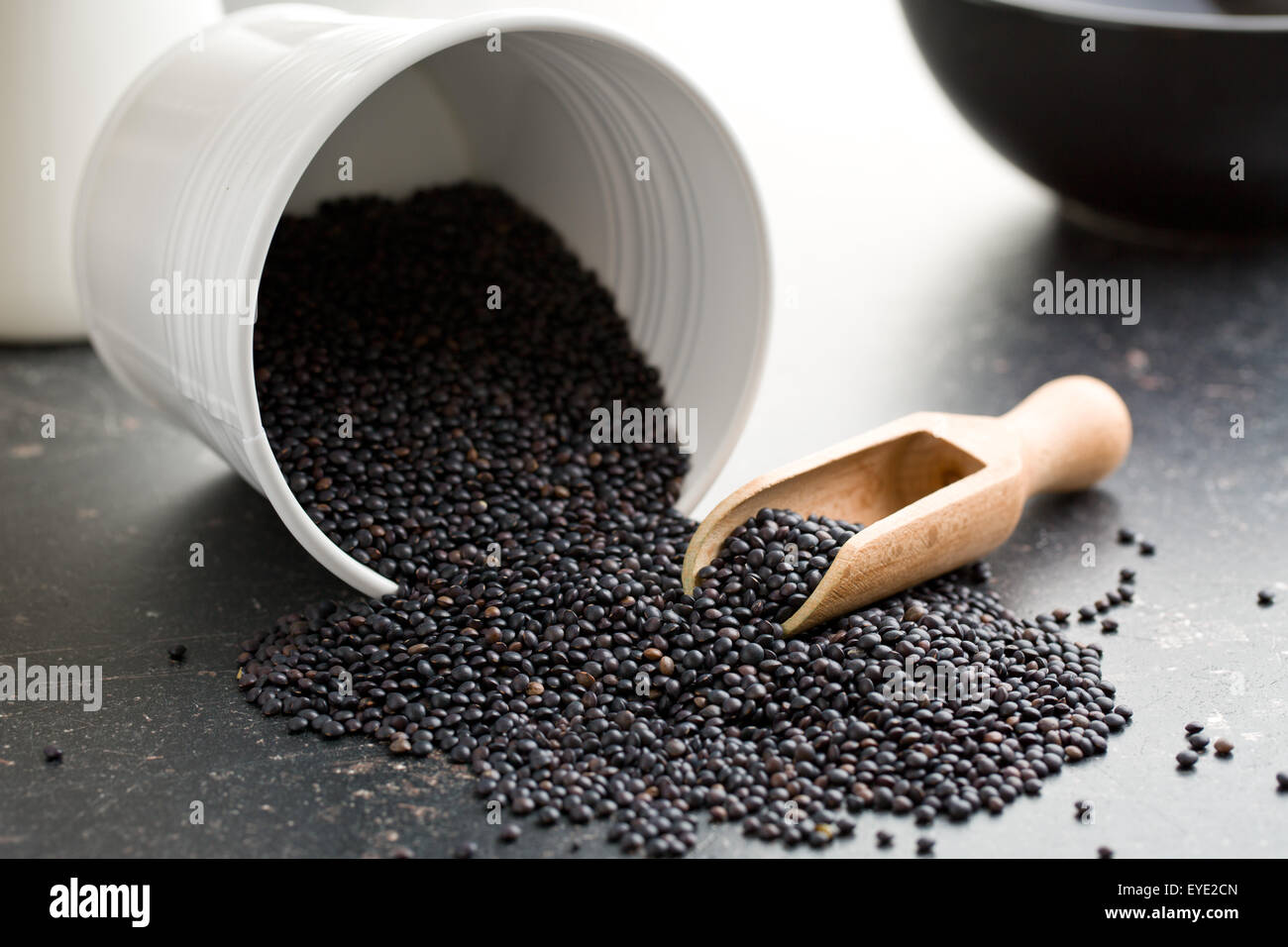 Le béluga. Lentilles noir sur une table de cuisine. Banque D'Images