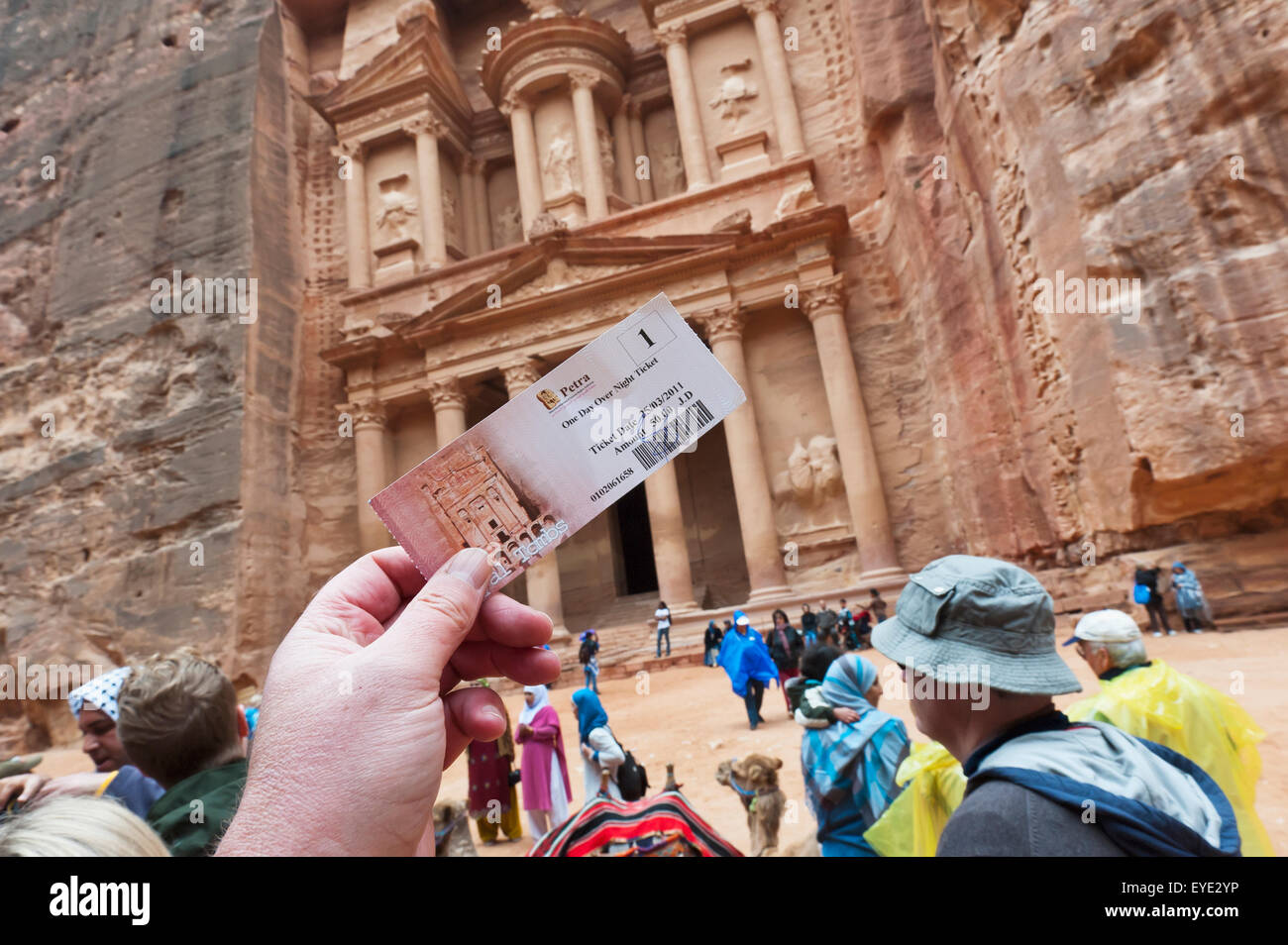 Peut contenir jusqu'cher son billet d'entrée à Petra en dehors du Temple du  Trésor ou à Petra, Jordanie, Moyen-Orient Photo Stock - Alamy